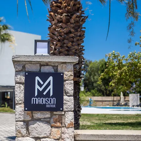 Madison Boutique, פליראקי