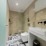 Madison Boutique, 法里拉基